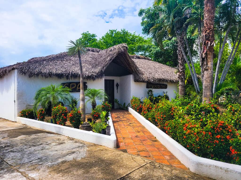 It is difficult to find spa services in Puerto Escondido but the Hotel Aldea del Bazar offers affordable treatments on site.