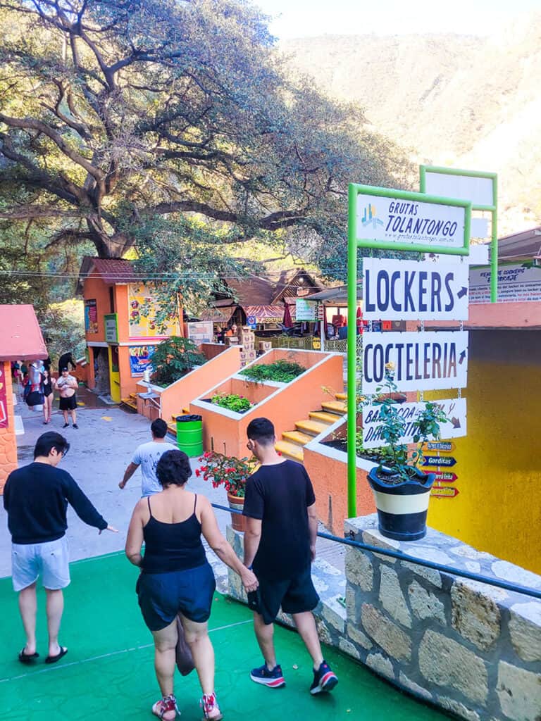 A central amenity area at Grutas Tolantongo with lockers, shops, and restaurants.